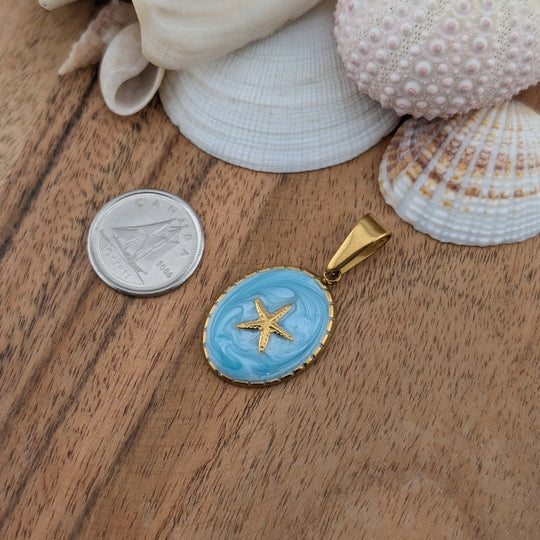 Médaillon étoile de mer doré sur fond bleu pastel ovale