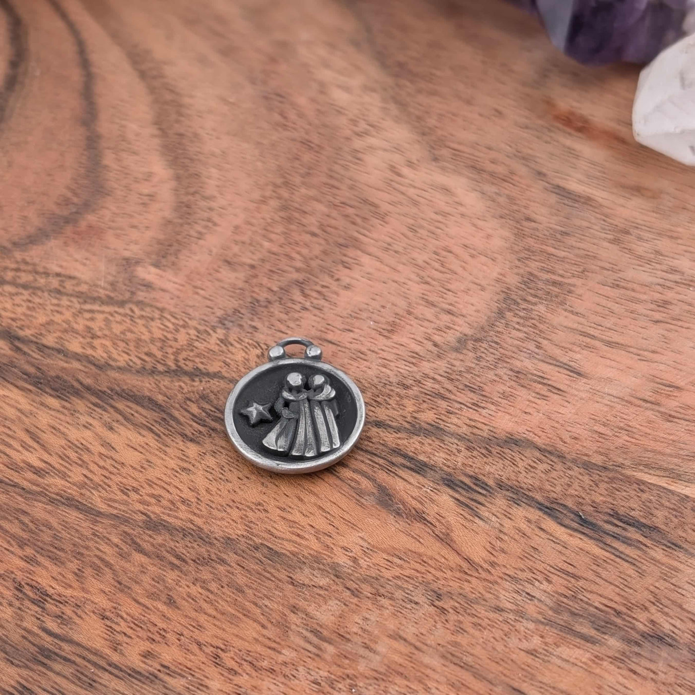 Breloque de signe astrologique et constellation double face