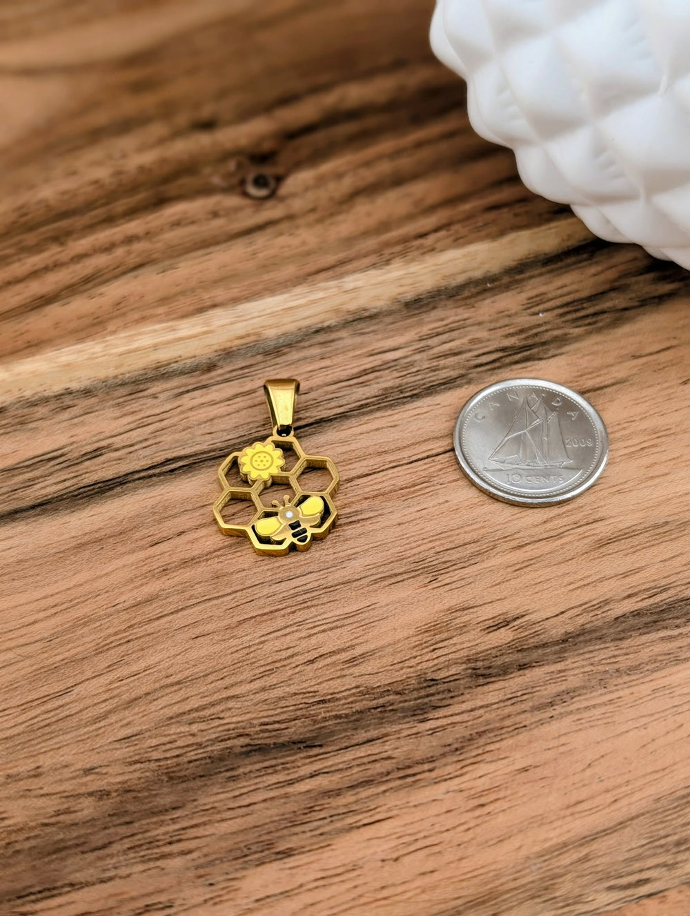 Breloque petite abeille et son alvéole