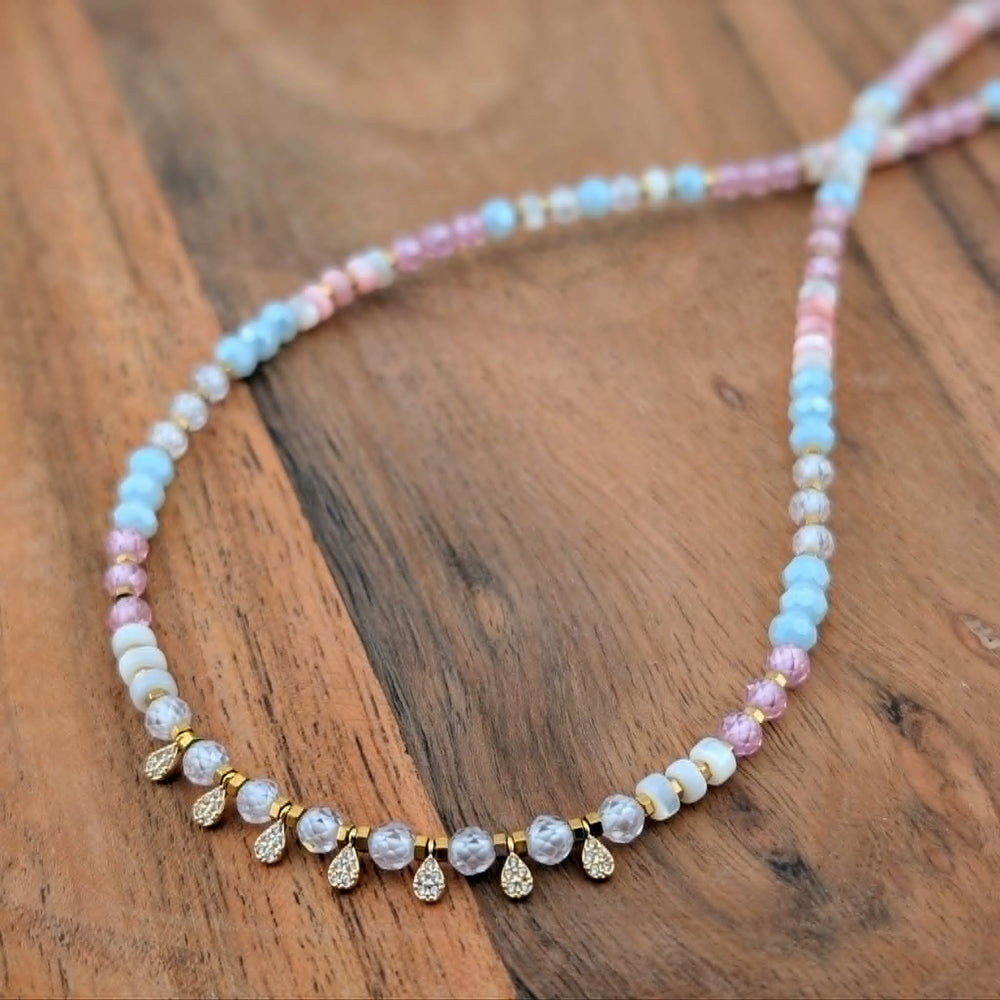 Collier l'artiste s'amuse pluie de confettis