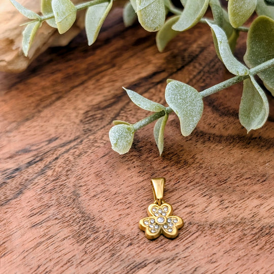 Pendentif trèfle doré brillant