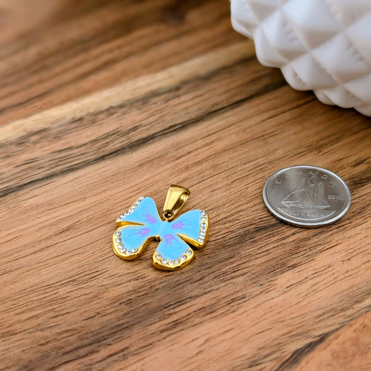 Breloque petit papillon de fantaisie bleu et lilas