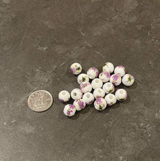Lot de pierres en céramique fleuries blanc &amp; mauve, 6 ou 8 mm au choix