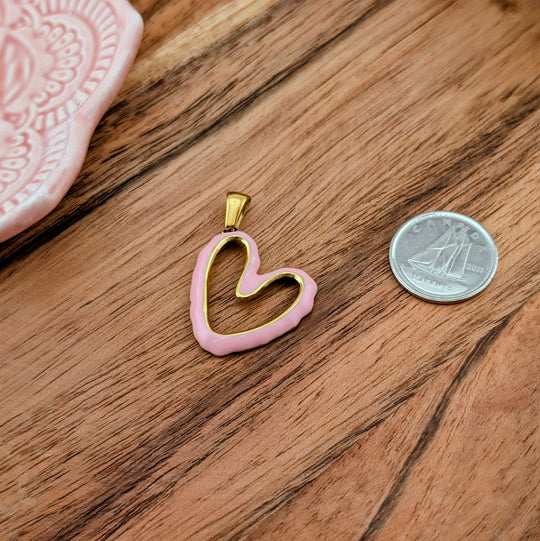 Breloque de coeur pastel rose accroché sur le côté