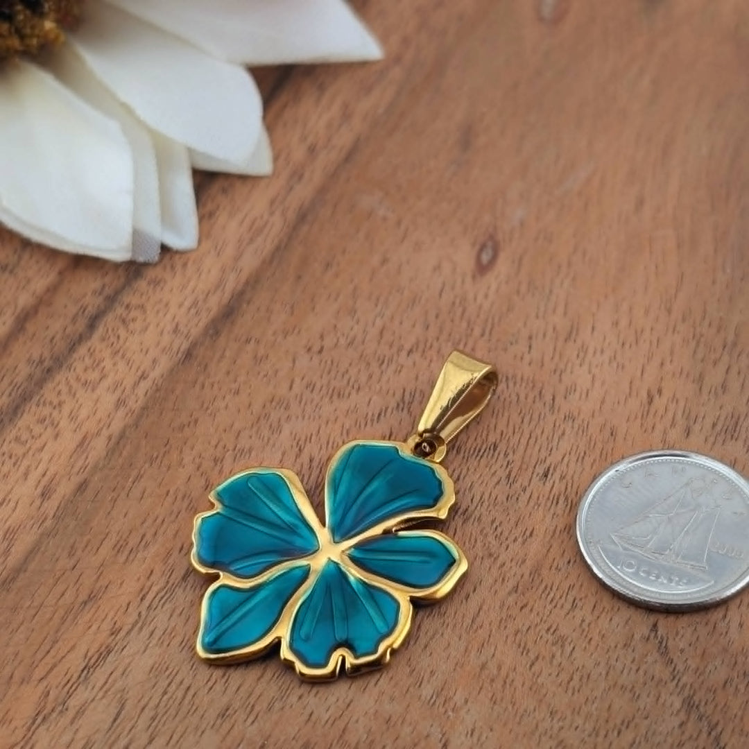 Breloque grande fleur émeraude au contour doré