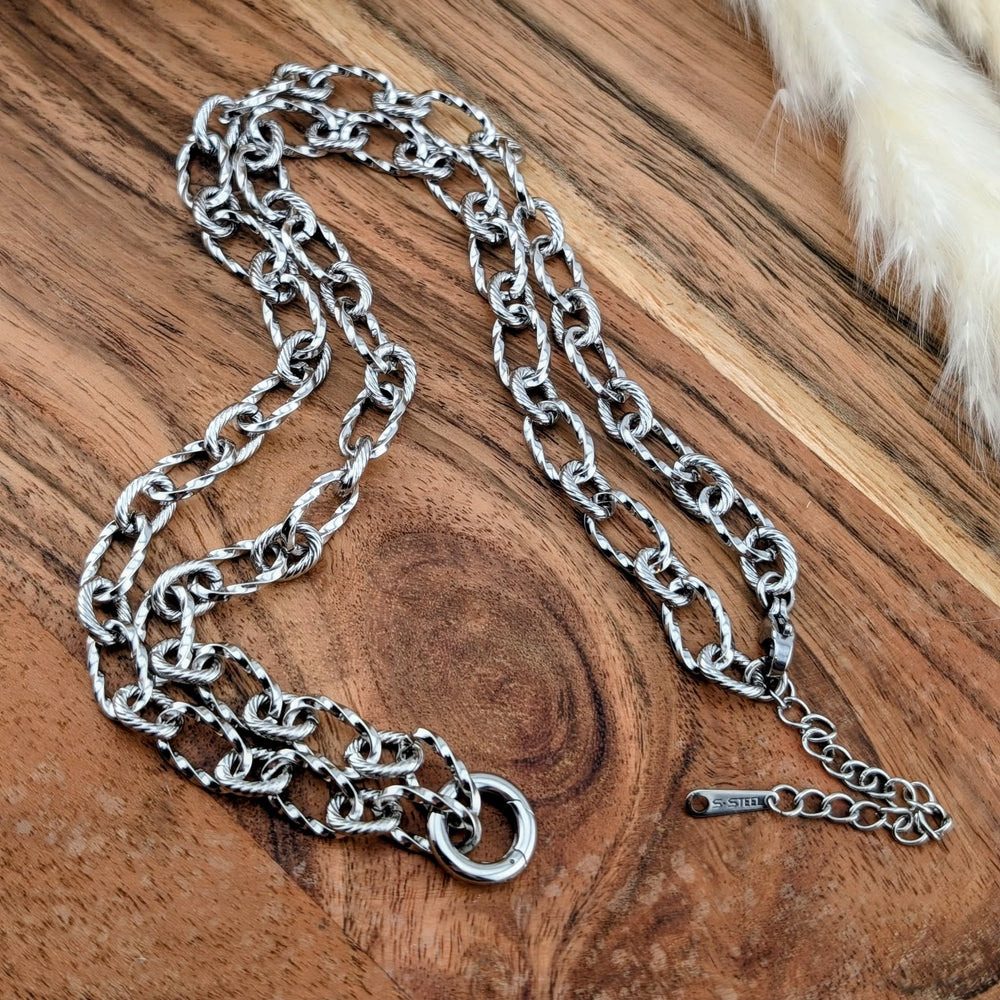 Chaine audacieuse avec petit fermoir incognito or ou argent longueur varié