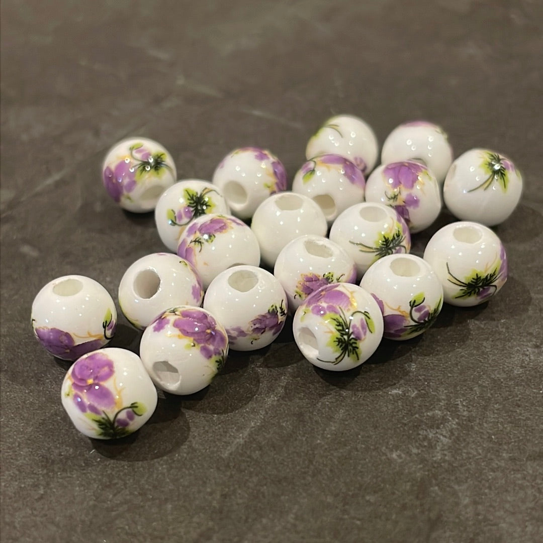 Lot de pierres en céramique fleuries blanc &amp; mauve, 6 ou 8 mm au choix