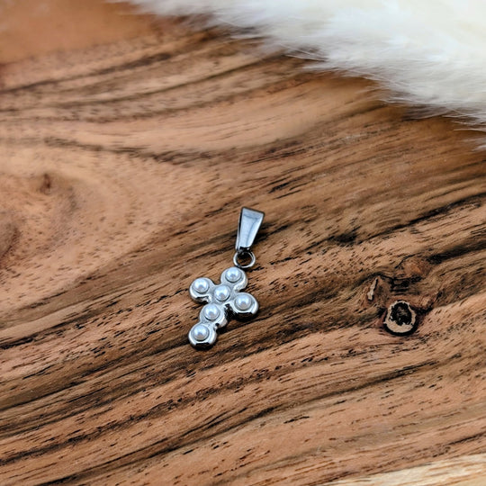 Petite croix argent ou or avec mini perle blanche