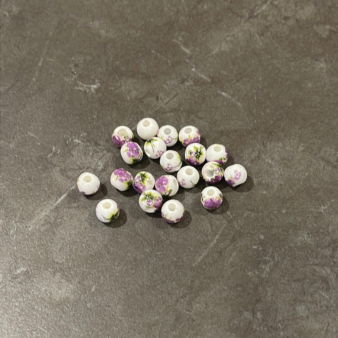 Lot de pierres en céramique fleuries blanc &amp; mauve, 6 ou 8 mm au choix
