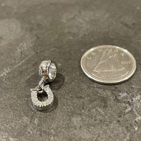Breloque de fer à cheval argent brillant sur bague