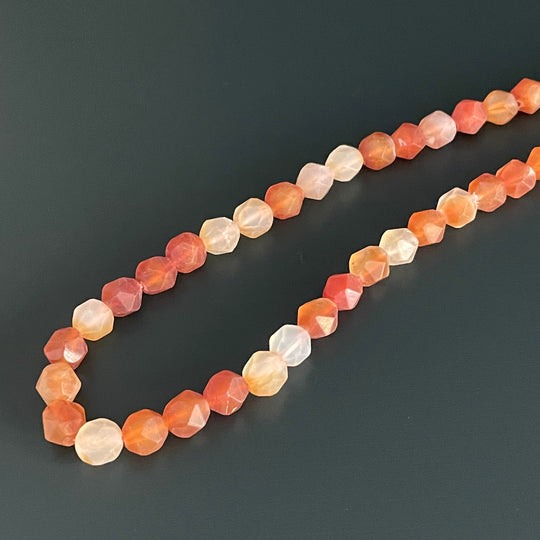 Corde de cornaline orangée facettée triangulaire