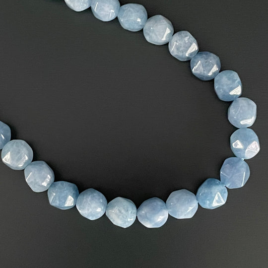 Corde de jade bleu ciel facetté triangulaire