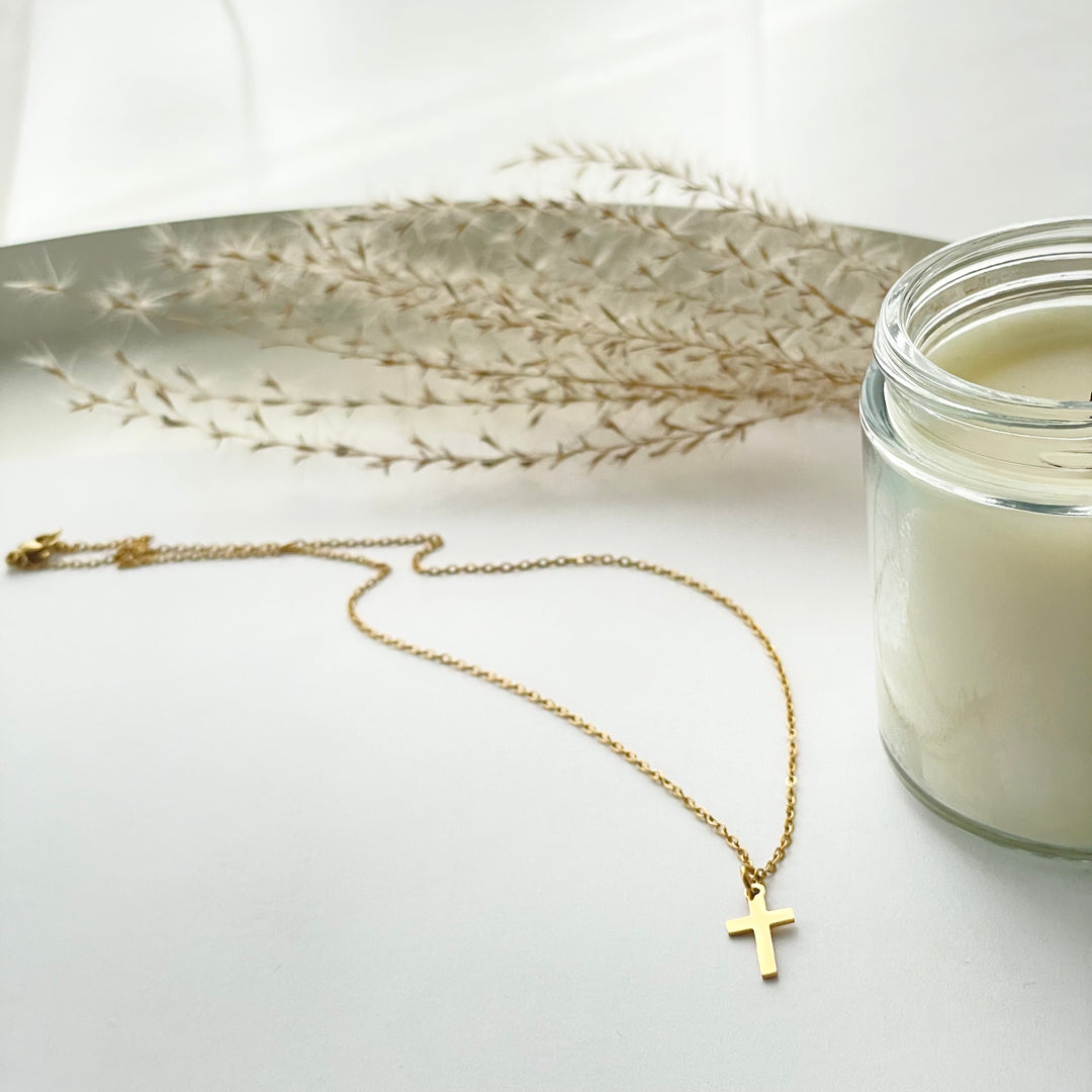 Collier Petite croix dorée