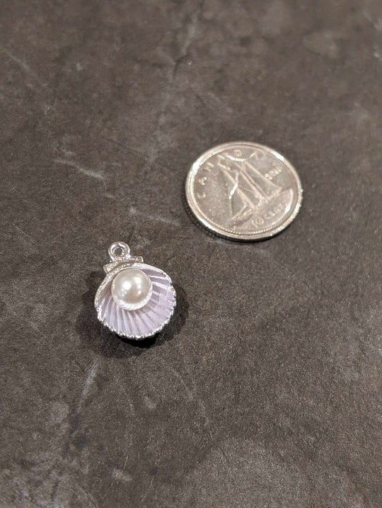Breloque de petit coquillage argent et lilas pâle et sa perle blanche
