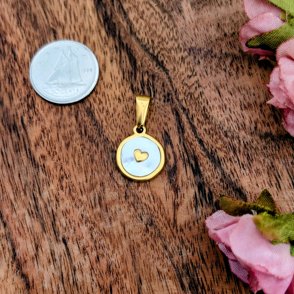 Médaillon petit coeur d'or sur nacre blanc