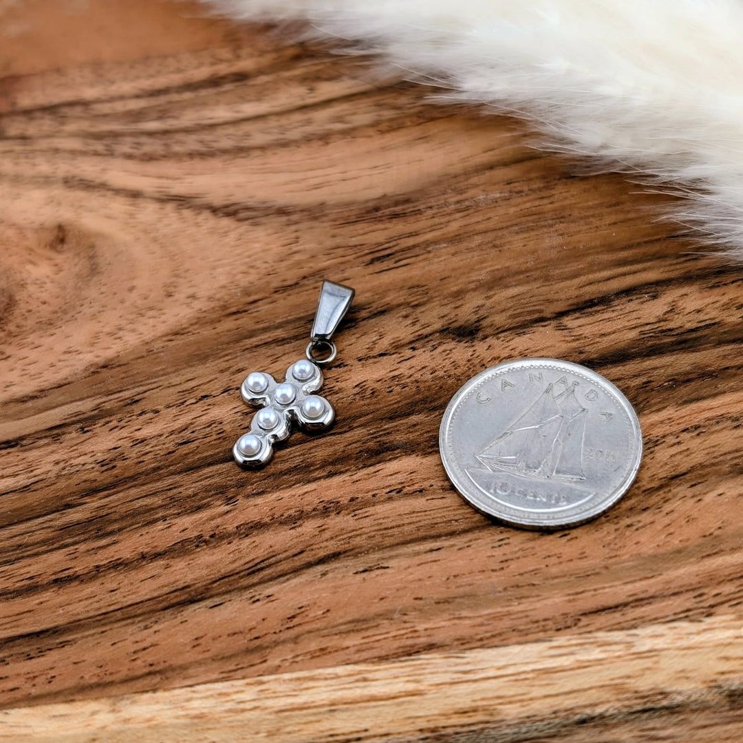 Petite croix argent ou or avec mini perle blanche