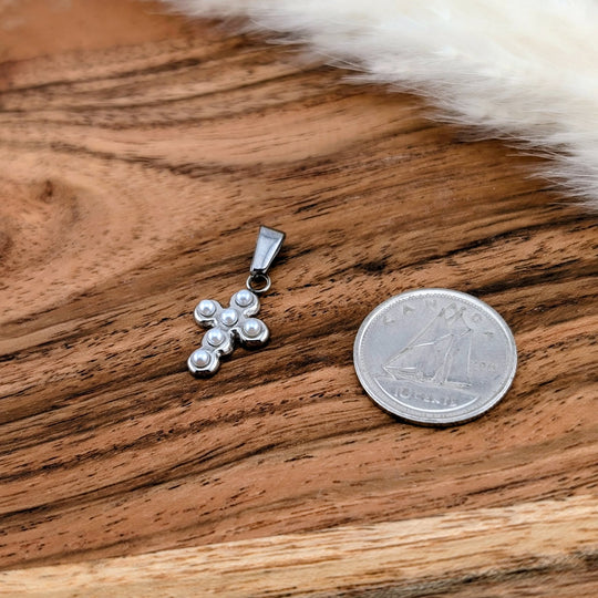 Petite croix argent ou or avec mini perle blanche