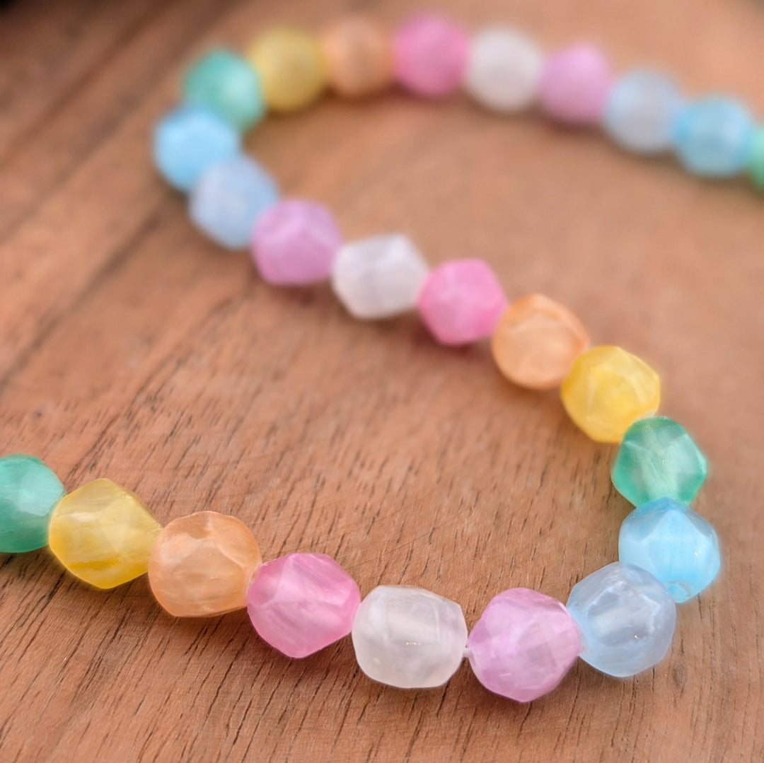 Corde de Sélénite teintée Multi 8 mm facetté triangulaire