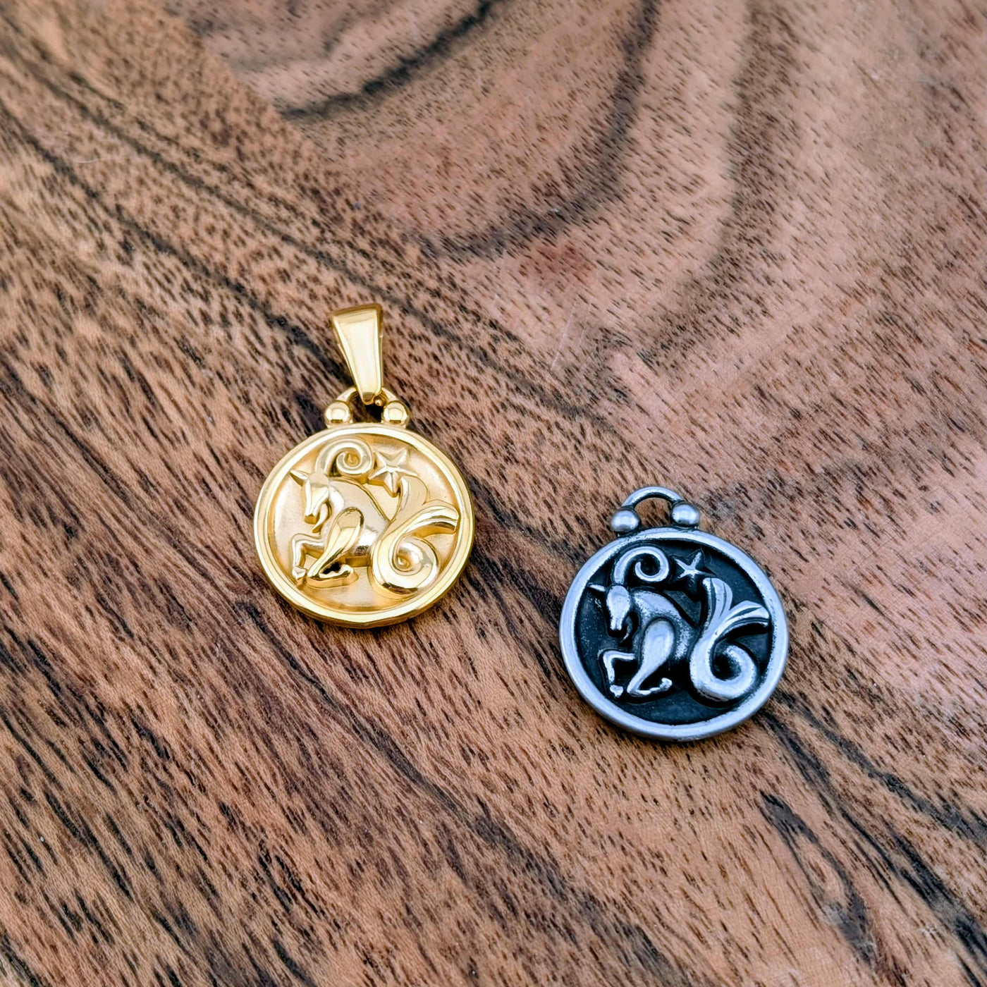 Breloque de signe astrologique et constellation double face