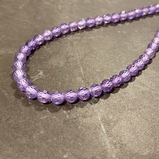 Corde zircon mauve pâle facetté ultra brillante