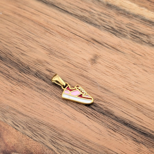 Breloque petit soulier de skate rose et rouge