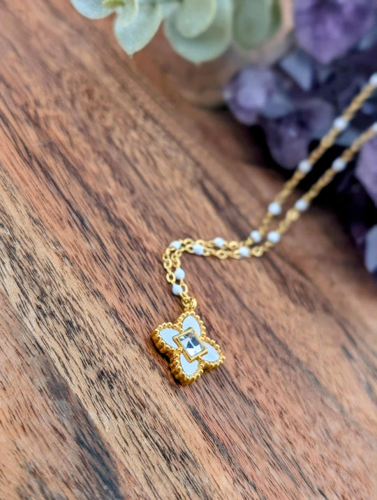 Collier Alix chaine or et blanche avec breloque brillante nacré