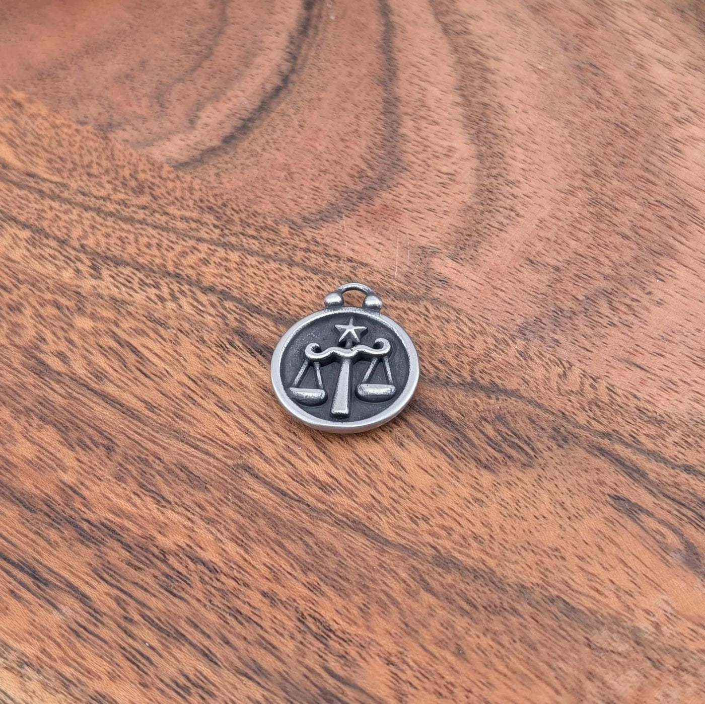 Breloque de signe astrologique et constellation double face