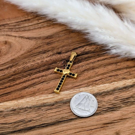 Croix avec petits zircon noir et coeur doré