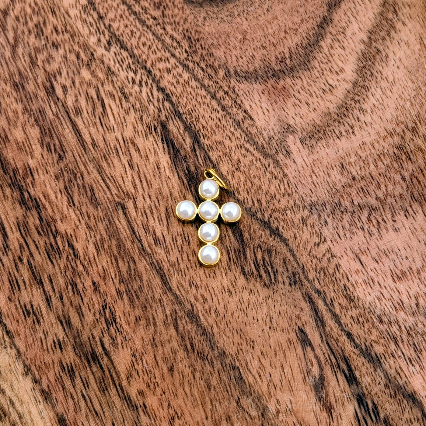 Joli croix or avec perle blanche