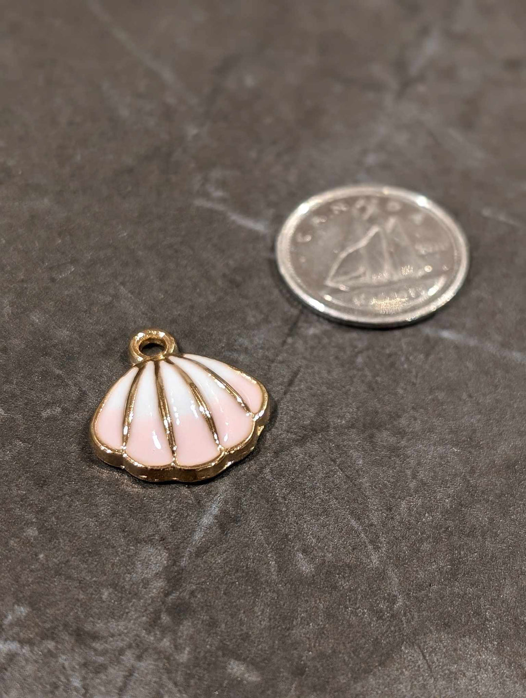 Breloque de petit coquillage blanc et rose avec endos or