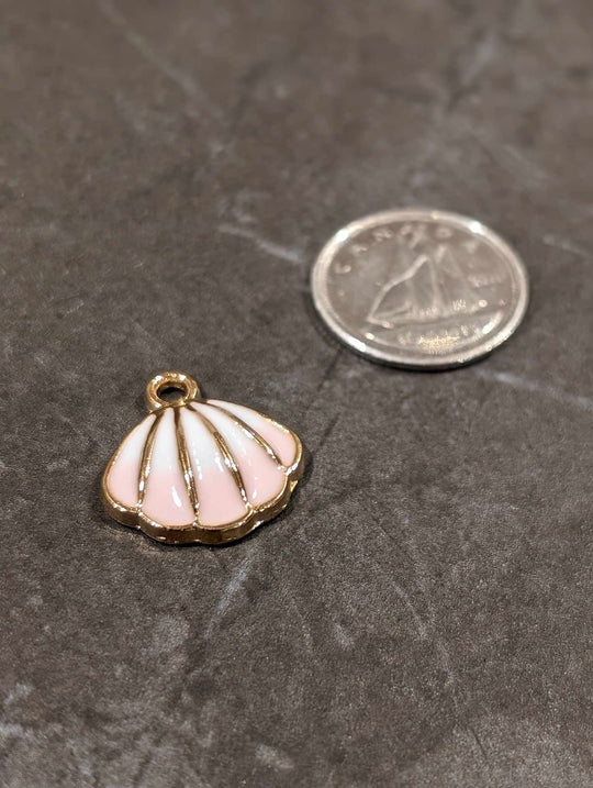 Breloque de petit coquillage blanc et rose avec endos or