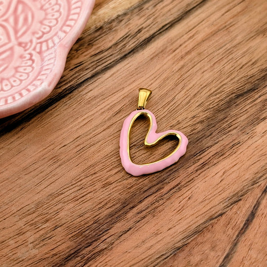 Breloque de coeur pastel rose accroché sur le côté