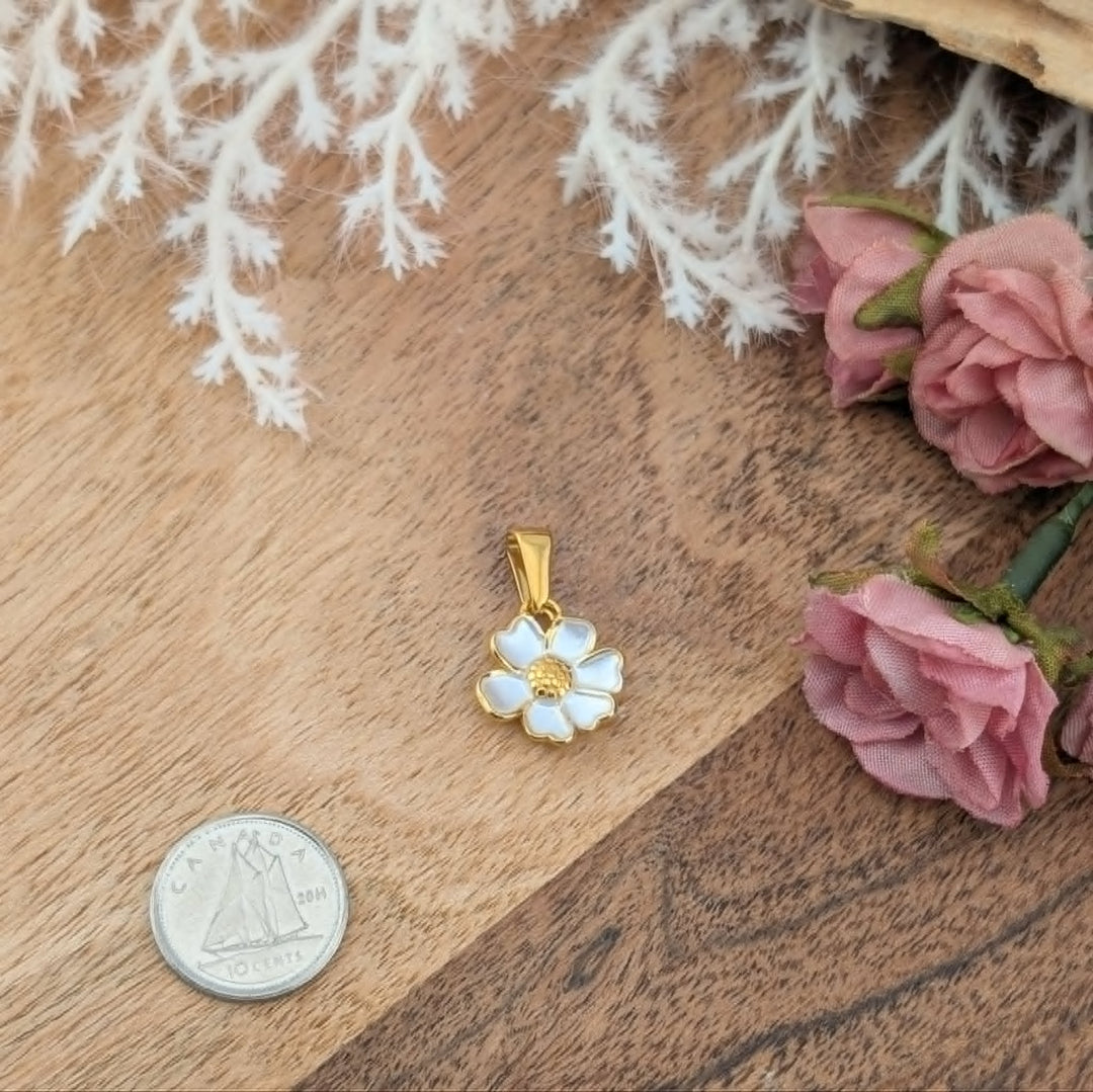 Breloque fleur de soie blanche