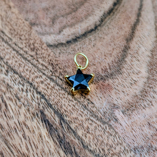 Petite étoile noire brillante sur grand anneau