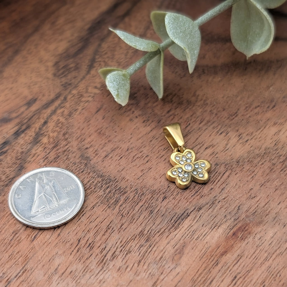 Pendentif trèfle doré brillant