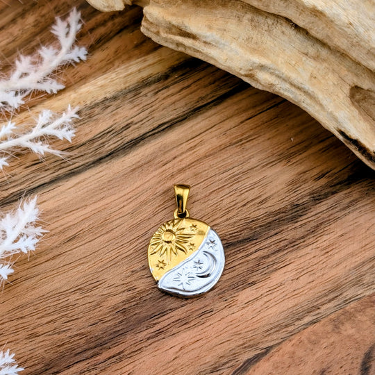 Breloque mi soleil, mi lune or et argent