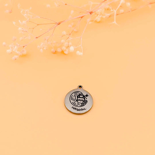 Breloque astrologique en acier inoxydable au design québecois exclusif
