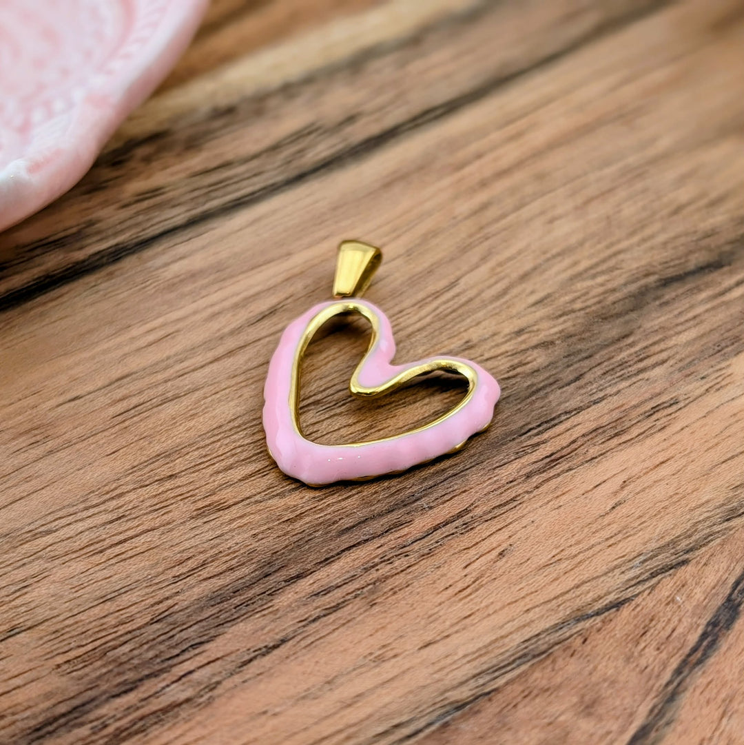 Breloque de coeur pastel rose accroché sur le côté
