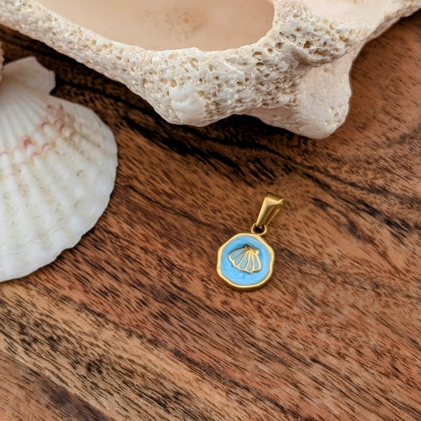 Breloque petit coquillage bleu pastel