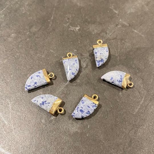 Breloque de jade bleu style brut