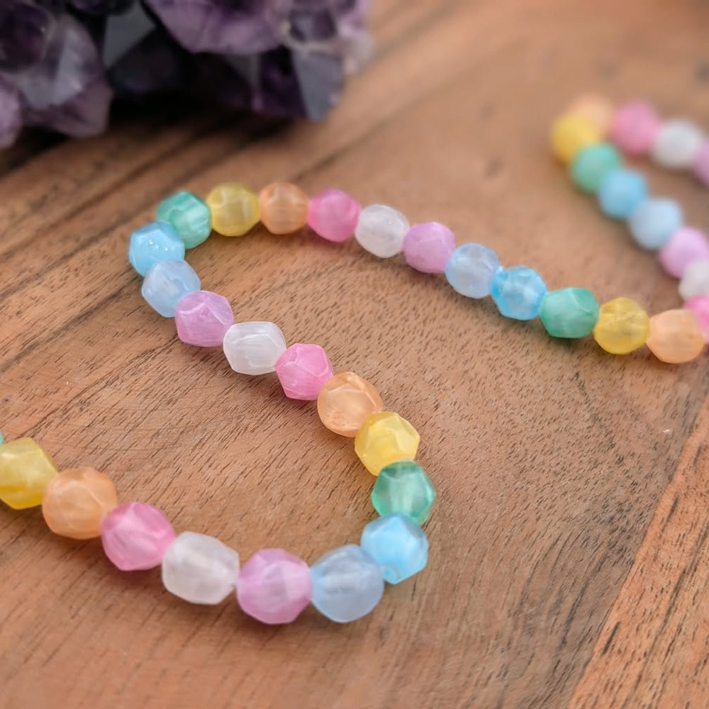 Corde de Sélénite teintée Multi 8 mm facetté triangulaire