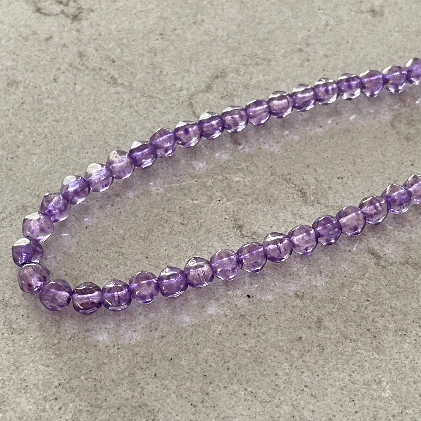 Corde de verre tchèque facetté mauve 5 mm.