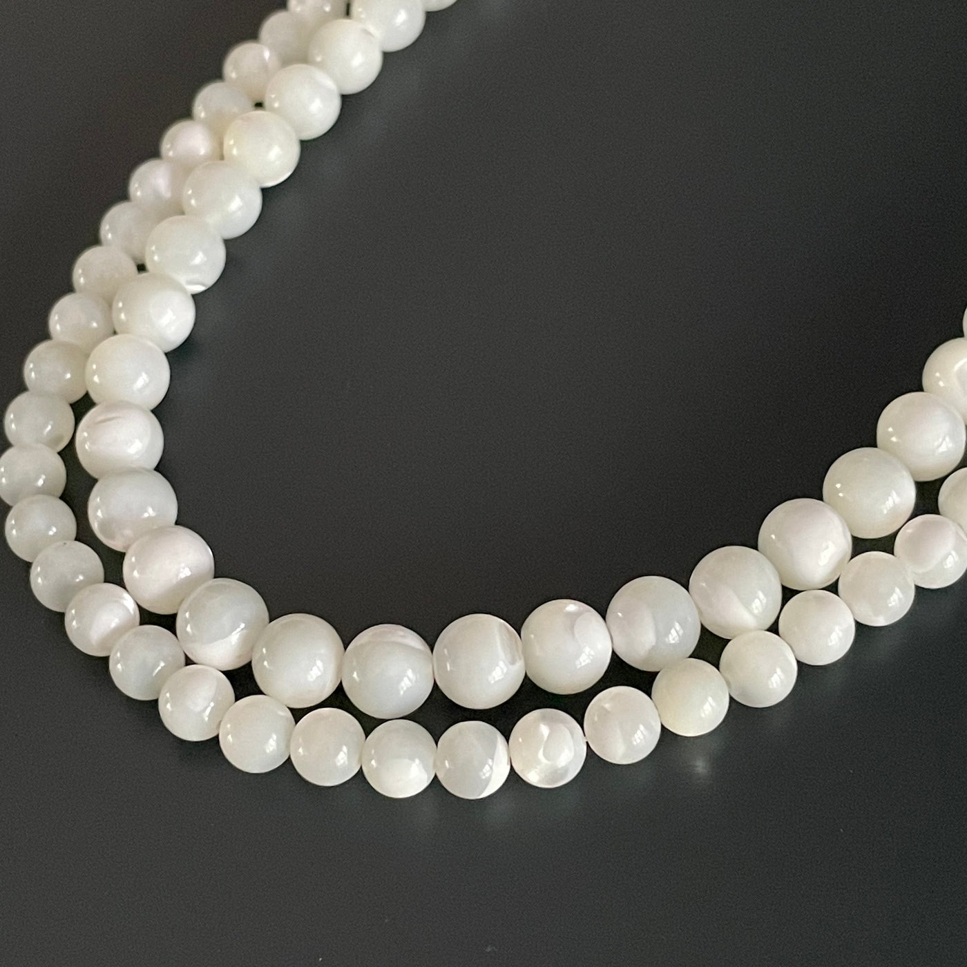 White mother-of-pearl bead string