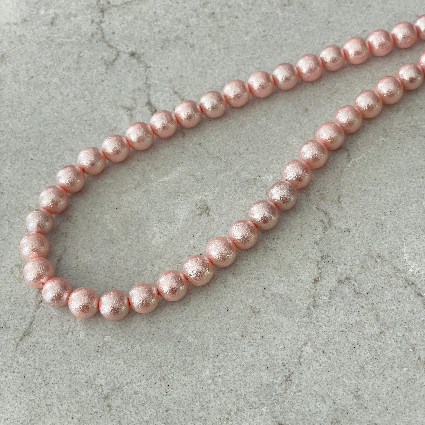 Corde de perles de coquillages satinées - Rose pâle texturé