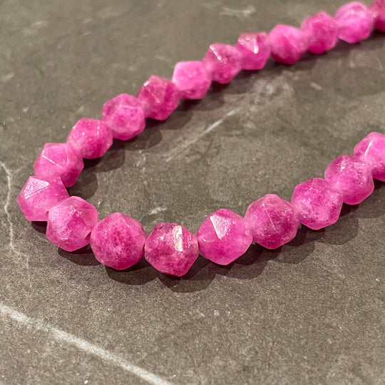 Corde de jade facetté triangulaire fuchsia 8mm