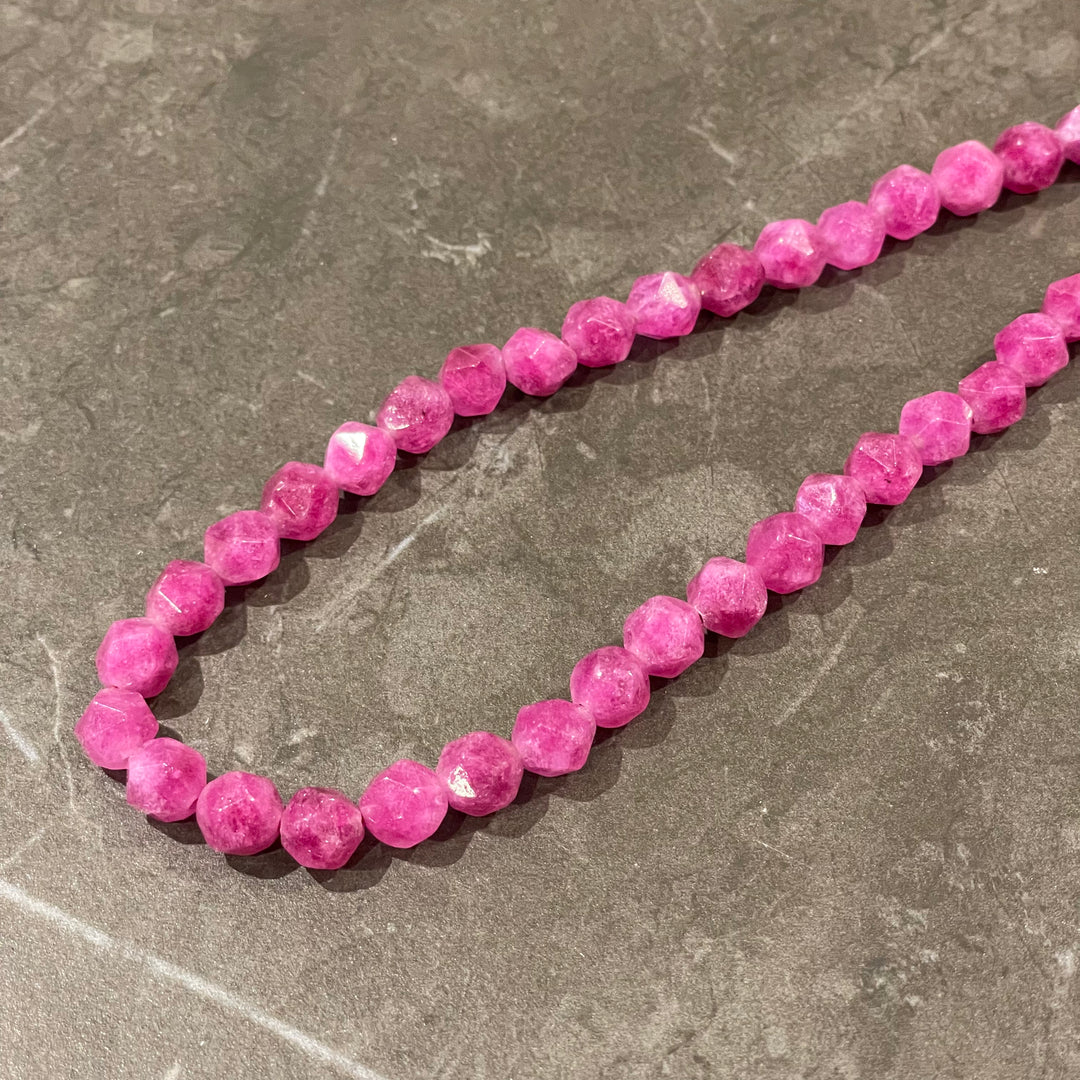 Corde de jade facetté triangulaire fuchsia 8mm