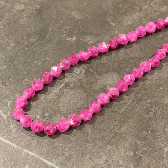 Corde de jade facetté triangulaire fuchsia 8mm