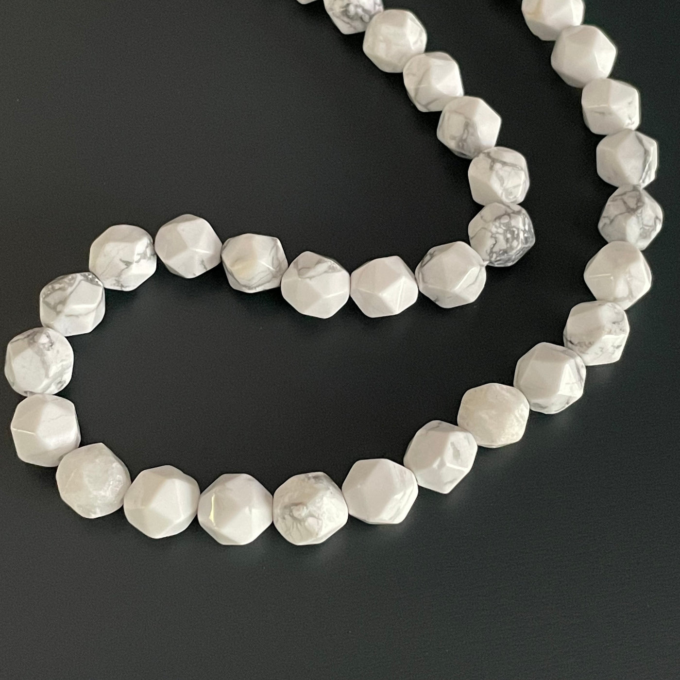 Corde de howlite facettée triangulaire