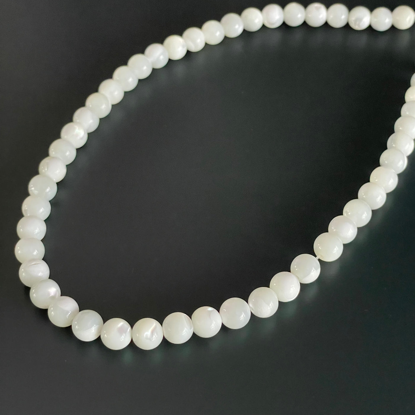 White mother-of-pearl bead string