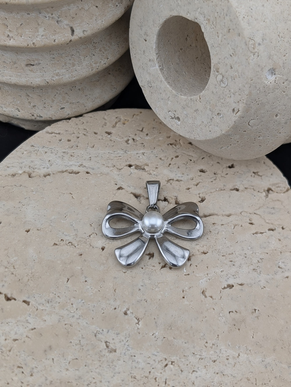 Grande boucle avec perle au centre de couleur or ou argent